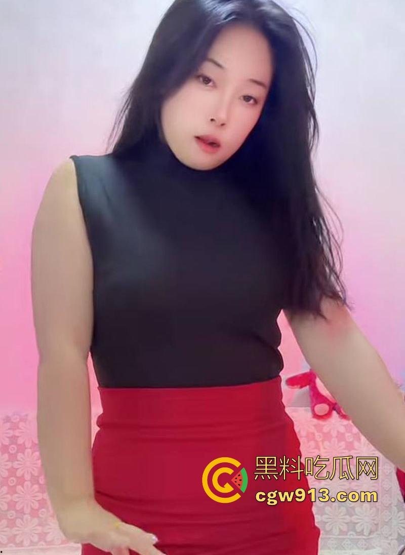 快手网红【草莓味的小可乐】私密视频流出，御姐气质风情万种，性感舞姿令人目不转睛！-4