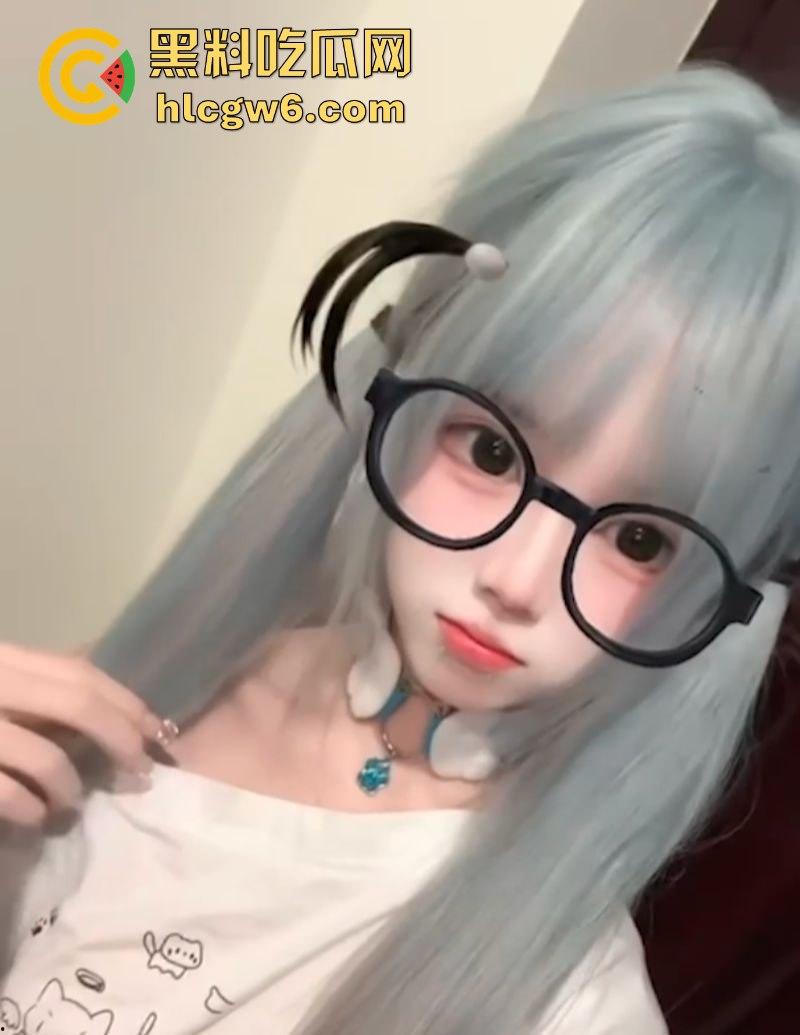 成都19岁反差小萝莉【陈欣怡】不雅视频全网疯传！可爱得像天使，粉嫩嫩的小脸蛋配上白花花的美乳嫩穴！-2