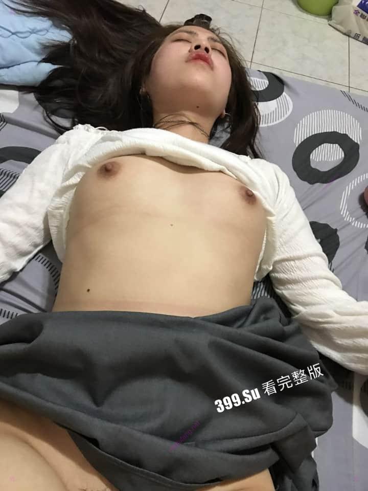 长相甜美的大一新生 抢手学妹被校内老油条设酒局灌醉  带回房间拍摄迷奸视频  露脸无套内射-9