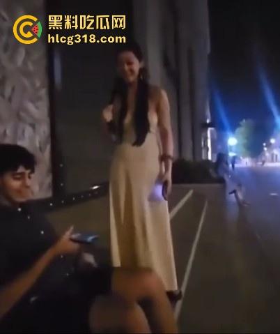 巴西牛排具象化，印度旅游博主偶遇摩洛哥男子搂抱中国女友，男子回答称中国女人是世界上最好追的女人！-5