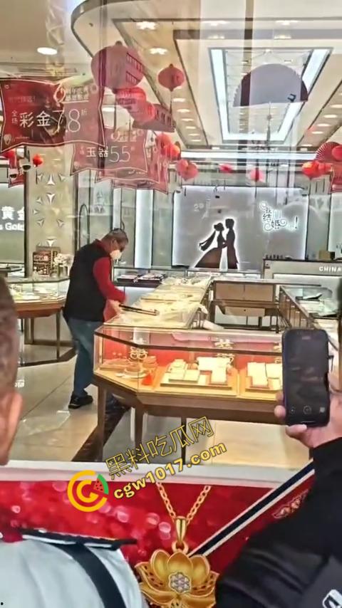 史上最强劫匪：上海金店惨遭口罩男子持锤密集猛砸，围观群众惊呼声交织，持锤狂徒现场被擒！-3