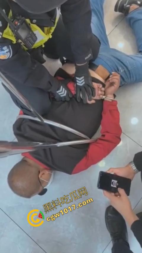 史上最强劫匪：上海金店惨遭口罩男子持锤密集猛砸，围观群众惊呼声交织，持锤狂徒现场被擒！-7