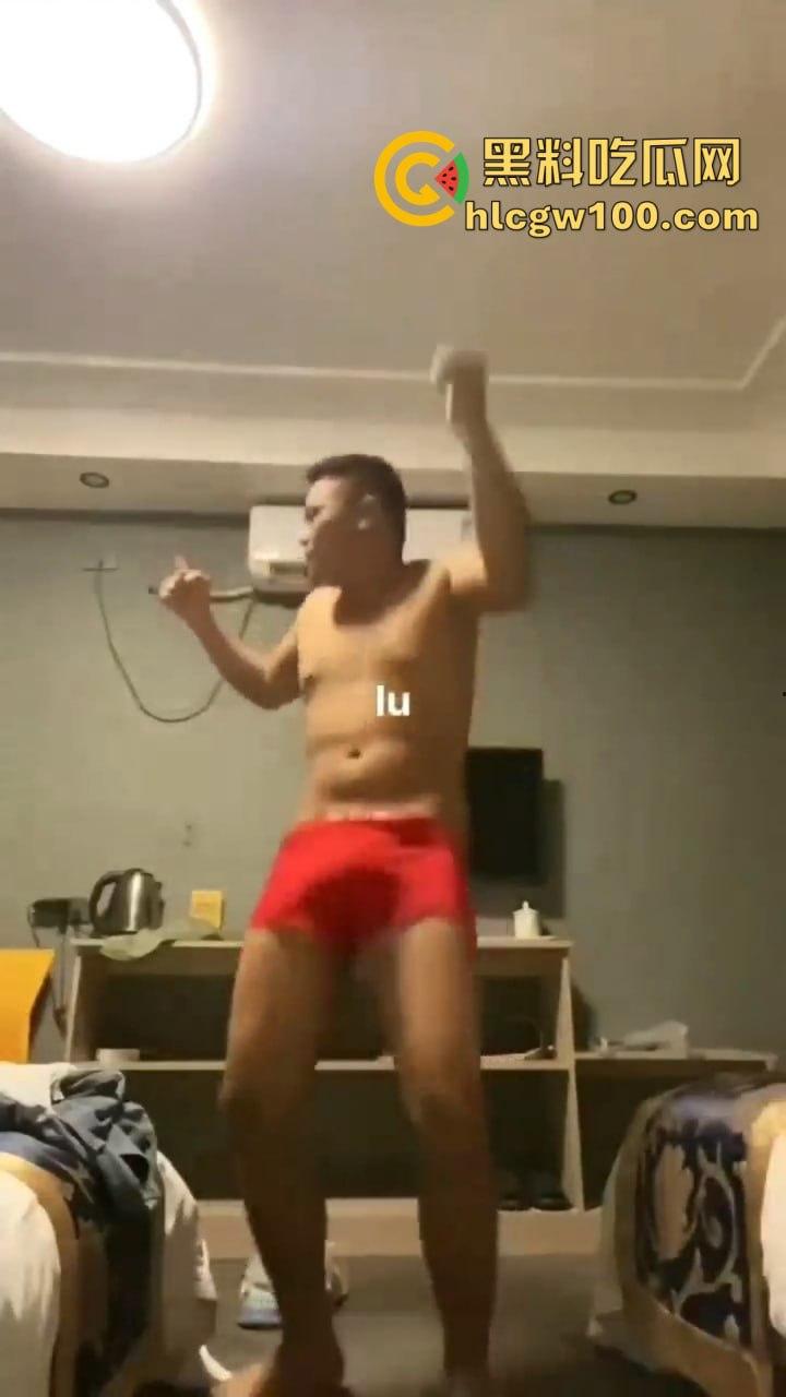 圣诞节荒诞名场面曝光，约不到炮的男人酒店发疯砸床，小姐坐包厢刷剧解闷，低端技师直接练草逼技术谋出路！-1