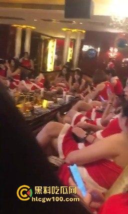 圣诞节荒诞名场面曝光，约不到炮的男人酒店发疯砸床，小姐坐包厢刷剧解闷，低端技师直接练草逼技术谋出路！-9