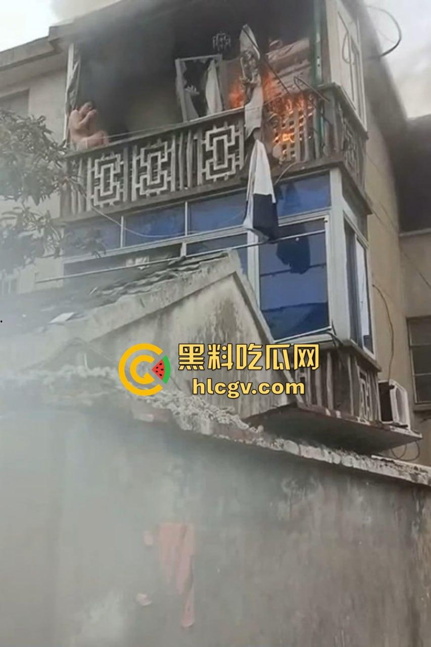 城中村美女洗澡遇火灾裸跳逃生，哥们见义勇为还是见色起意？全程高能！-1