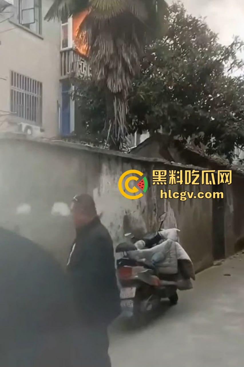 城中村美女洗澡遇火灾裸跳逃生，哥们见义勇为还是见色起意？全程高能！-2