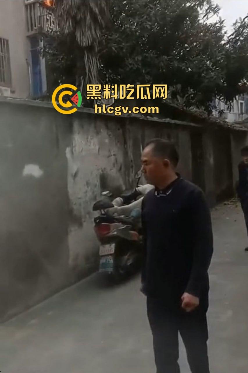 城中村美女洗澡遇火灾裸跳逃生，哥们见义勇为还是见色起意？全程高能！-3