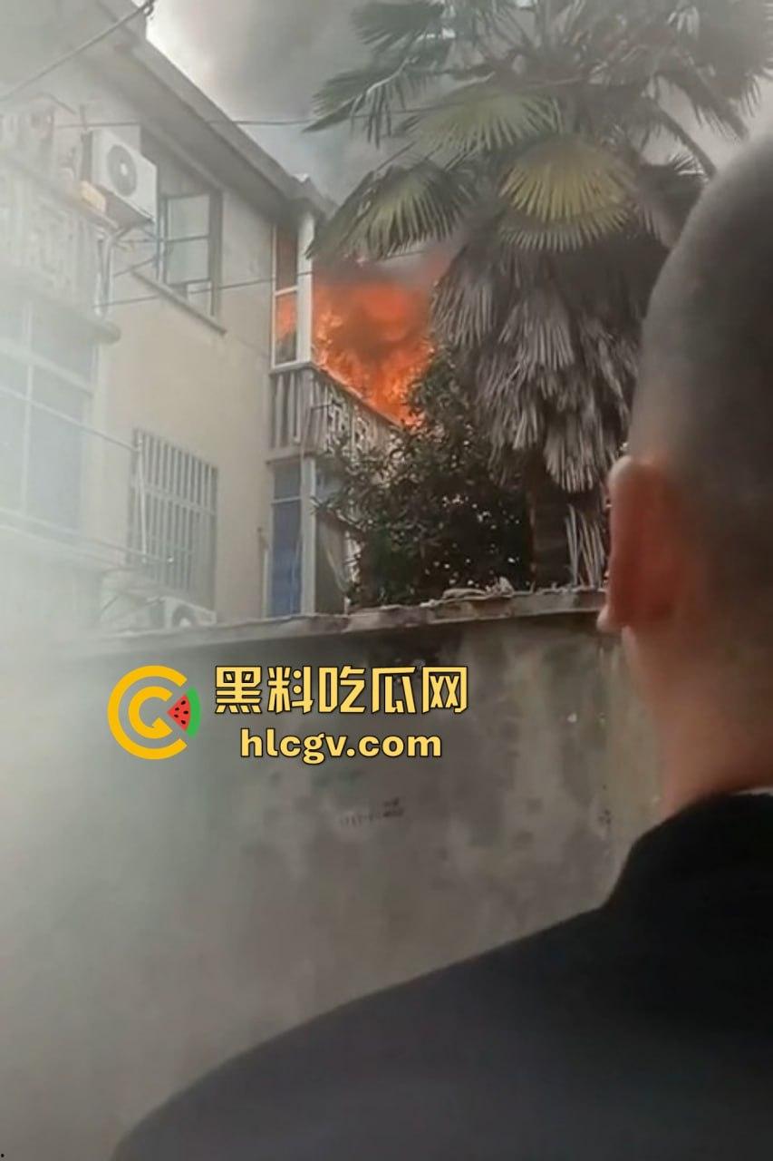 城中村美女洗澡遇火灾裸跳逃生，哥们见义勇为还是见色起意？全程高能！-7