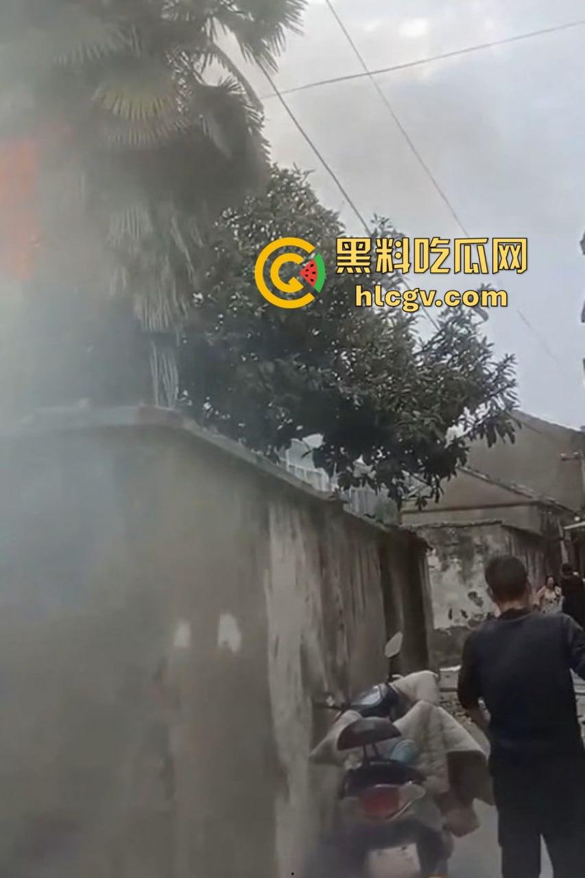 城中村美女洗澡遇火灾裸跳逃生，哥们见义勇为还是见色起意？全程高能！-10