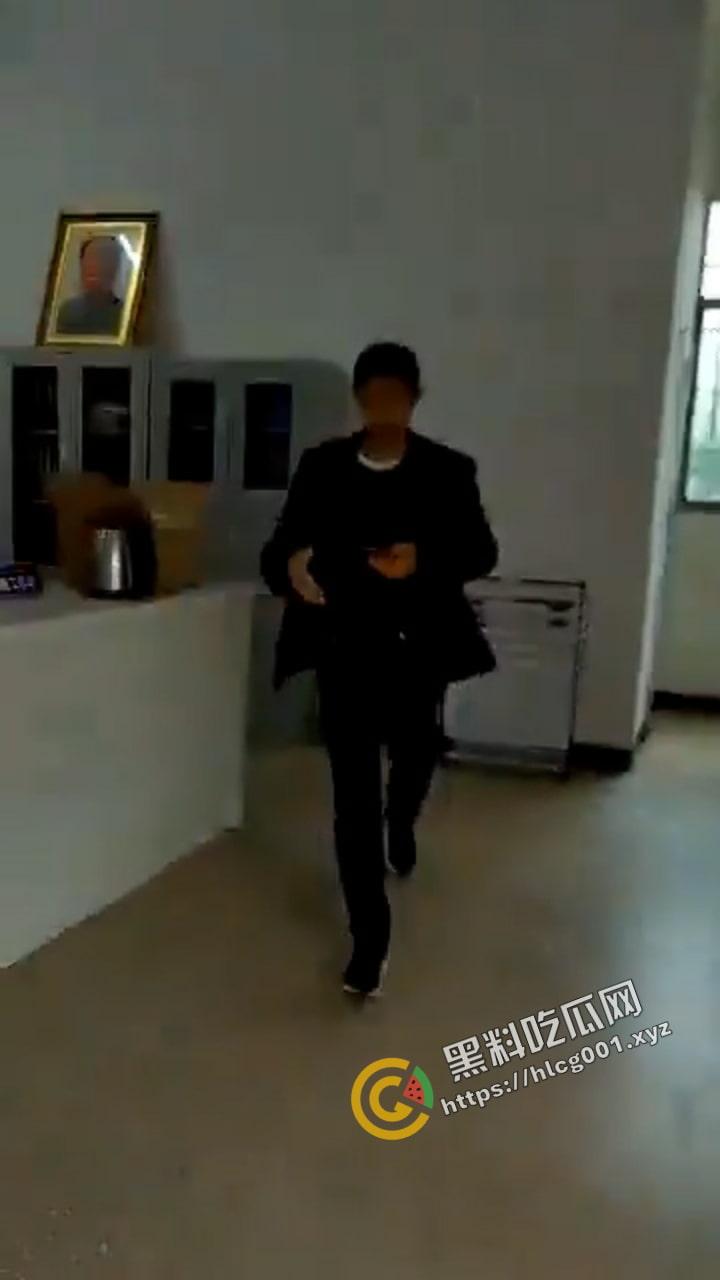 湖南省新宁县回龙村一村民与村委书记发生争执并将其当场捅死。视频由现场一名女村委委员拍下发在村群里喊人过来救命。-5