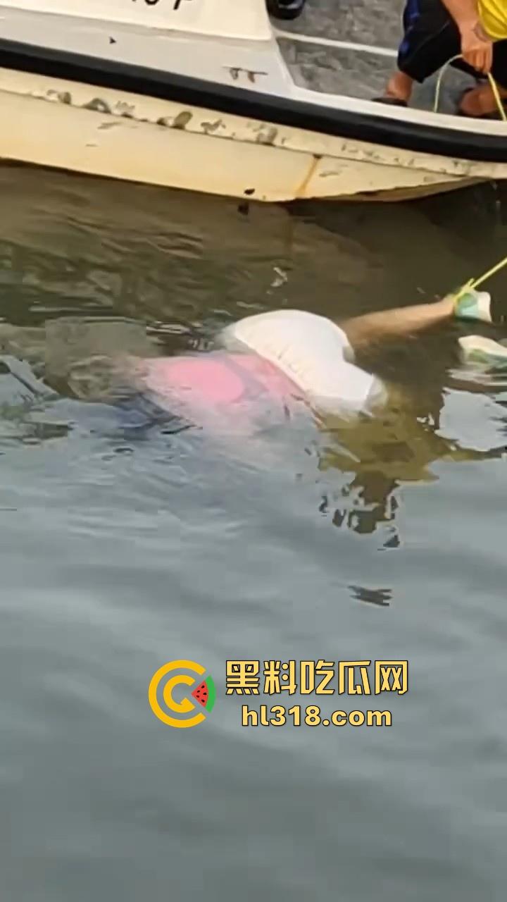 马来西亚母携女跳海轻生,疑似家庭纠纷和争夺抚养权问题，这女真狠啊，自己想不开还带上自己女儿！-5