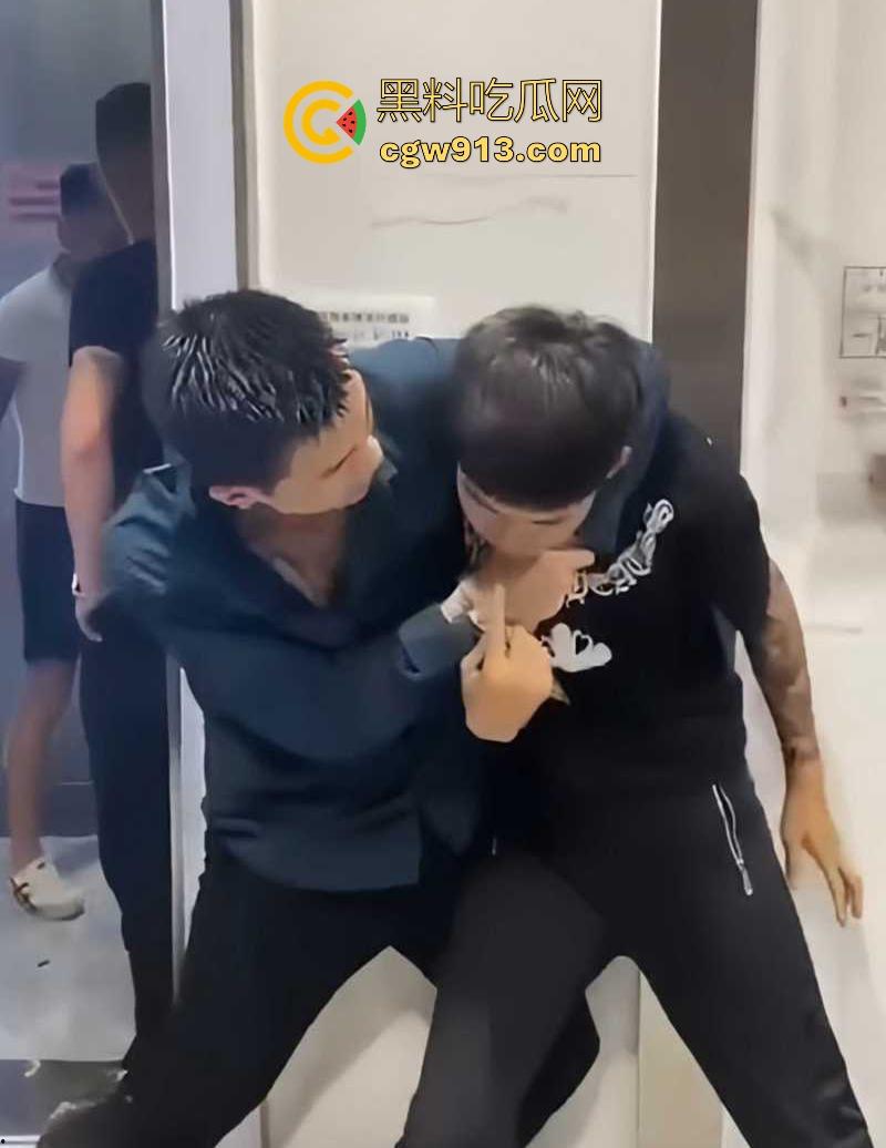 快手网红【大懿】线下被围殴视频曝光！宇将军麾下头号大将遭群殴下跪 ，大哥进去了，小弟都不好受啊！-7