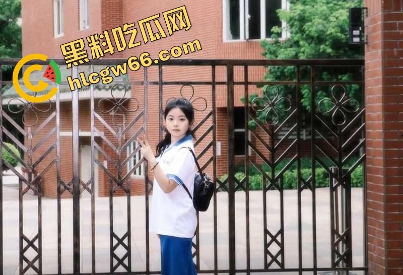 广州市第七中学班长『胡梦玲』课堂舔同桌屌被监控拍下，课上蒙衣钻裆狂舔，同学全程当背景板！-3