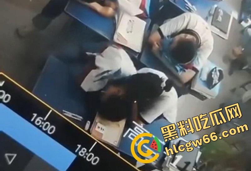 广州市第七中学班长『胡梦玲』课堂舔同桌屌被监控拍下，课上蒙衣钻裆狂舔，同学全程当背景板！-10