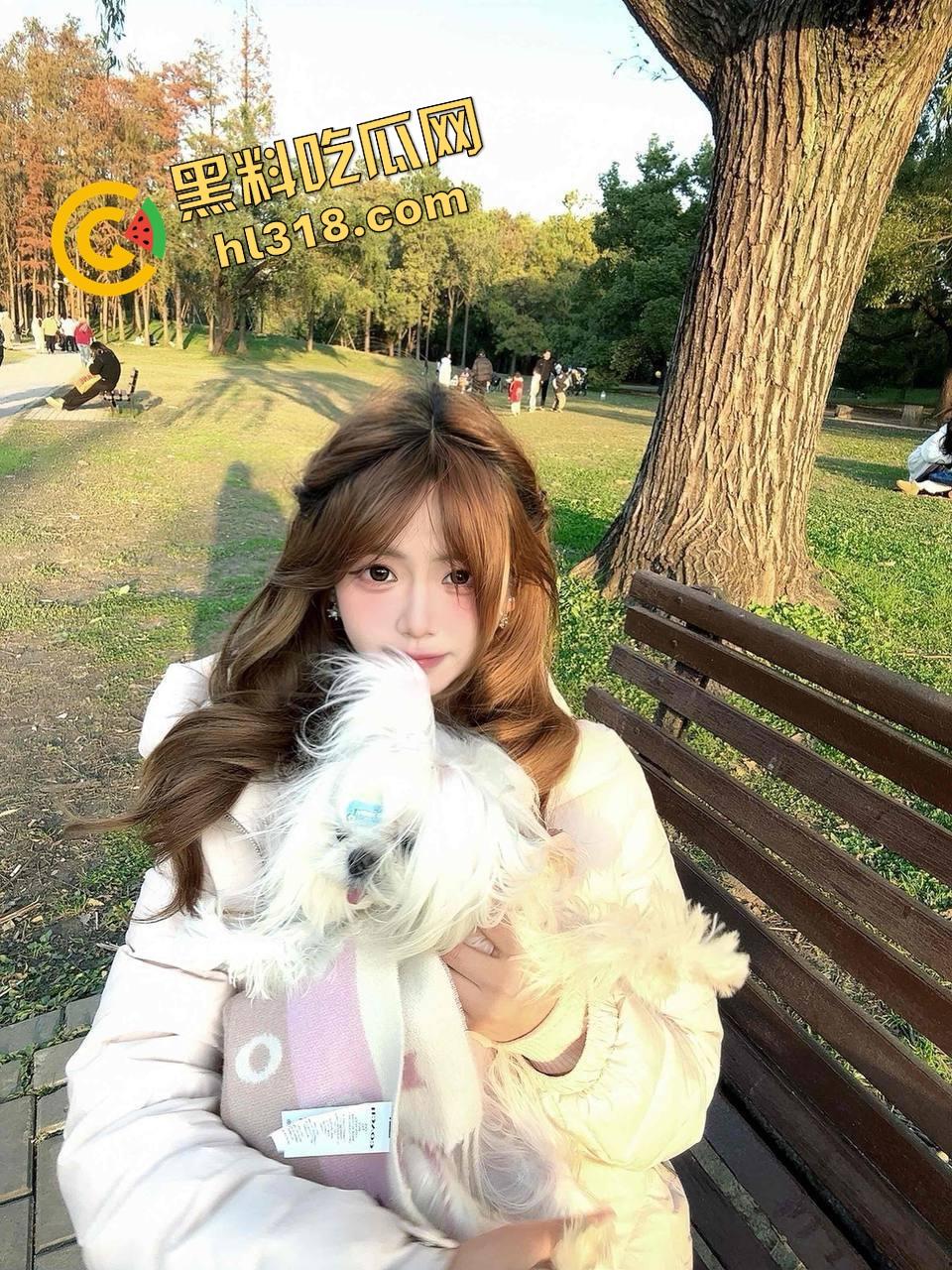 带你们见识牛逼新境界，路边防撞铁杆子也能用来自嗨，一屁股坐下去整个逼深不可测！-1