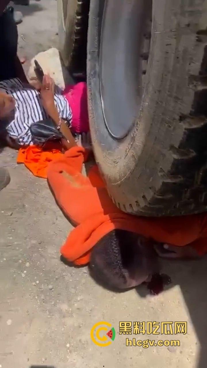 胆小别点！多米尼加高速车祸致三人碾成肉饼 无码实拍曝光惨烈现场-2