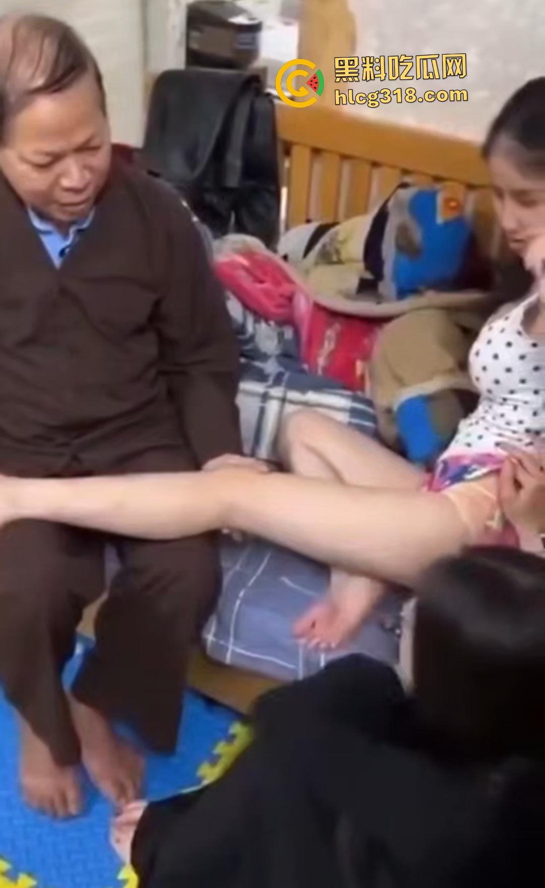 越南神医大师摸腿救治美女，摸完腿又开始摸奶，两头吃！怎么摸着摸着美女内裤湿了？-3