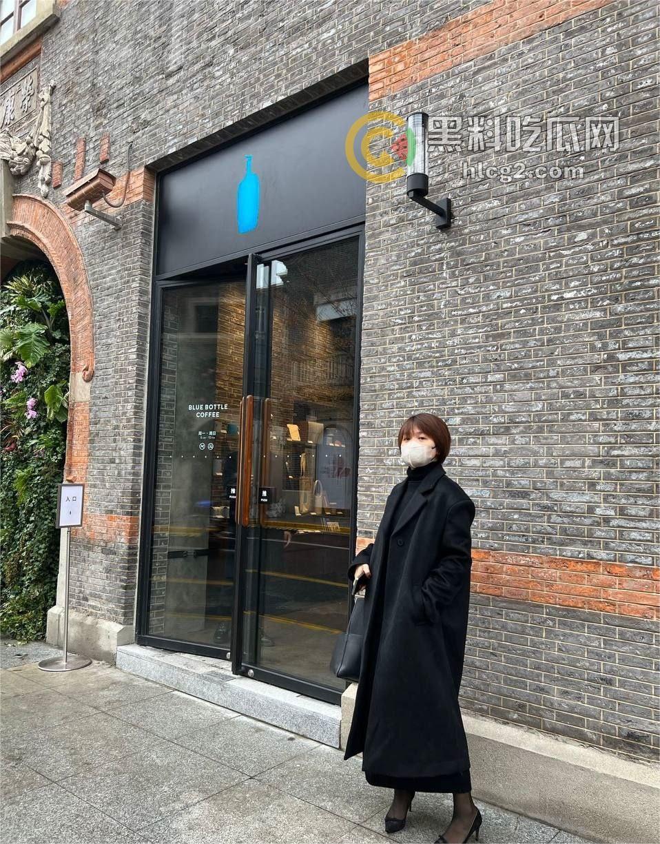 上海短发气质美女“百合”露出引爆热议，各种场合放骚道具喷水！-3