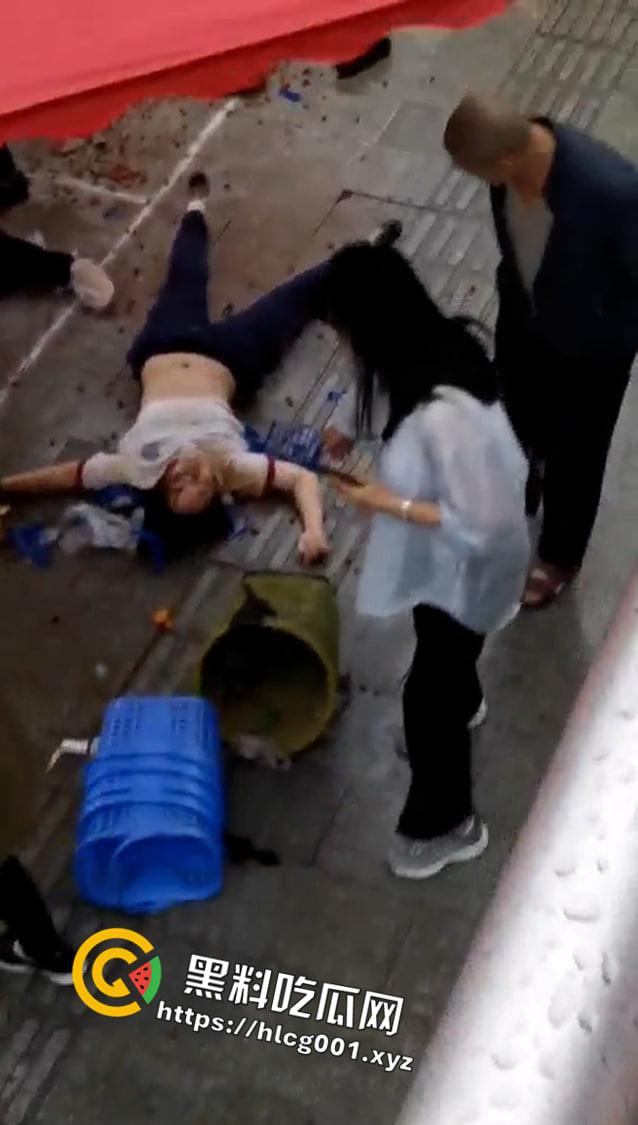 重庆巴南区一男子驾小型汽车因操作不当车辆失控致1人死亡十几人受伤-3