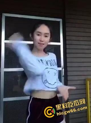 东南亚疯批小妹裸聊，全程抠逼连麦操作角度太吊了，高清无码怼脸看逼洞翻抽简直像在逼里装了监控头！-3