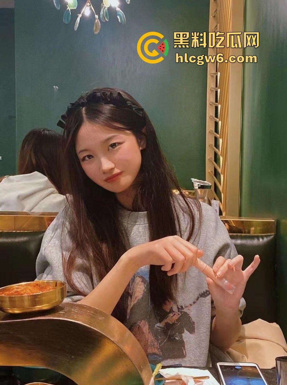 广州大学大二学生【黎曼曼】约炮做爱视频遭到曝光,长相清纯 小穴很嫩 水多!-4