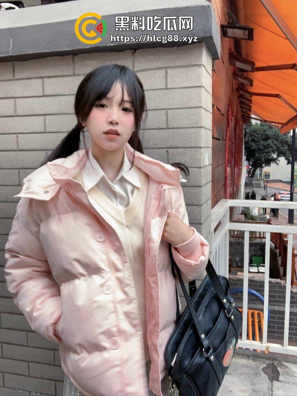 重庆极品甜御嫩妹骚婊【郑怡】天赋型选手，夹空气都能高潮流水，不需要鸡巴填满自行高潮！-1