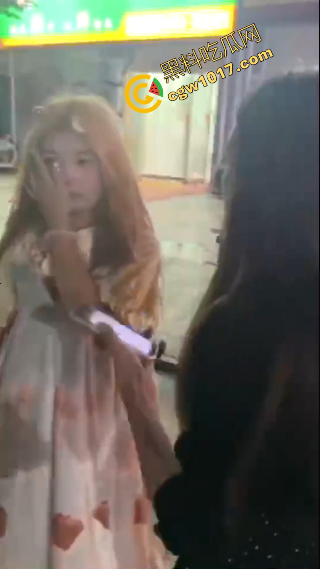 惊心动魄！清纯小仙女街头被围殴！精神小妹狠辣无情，围观群众无动于衷，她们究竟为何如此疯狂？-7