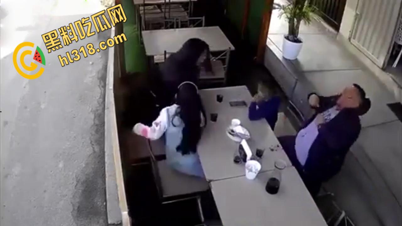 正当下午茶时间，南美一杀手大摇大摆，当街爆头一家之主，同行妻女吓傻了，这得留下多深的阴影！-3