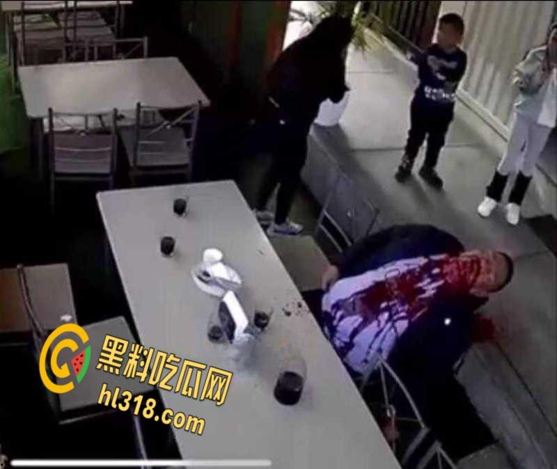 正当下午茶时间，南美一杀手大摇大摆，当街爆头一家之主，同行妻女吓傻了，这得留下多深的阴影！-6