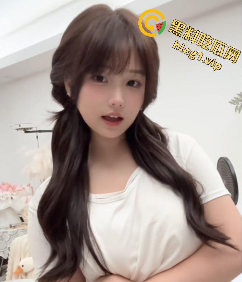 B站网红主播「凹凸曼」金主福利直播录屏外泄！巨乳裸聊挑逗惊爆全网！-5