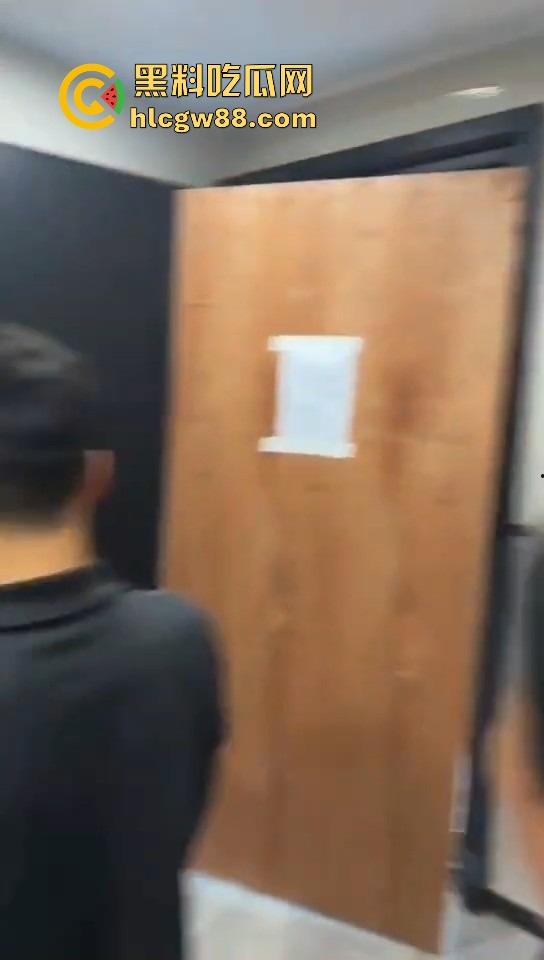 佛山小区惊现高端住宅墓园，业主直接把家改成骨灰堂，邻居吓得不敢回家，这TM谁顶得住？-16