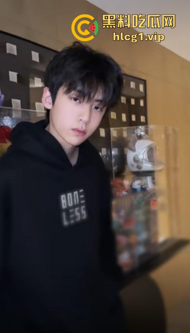 庞博文塌房?【庞博文】军训粉丝事件惹争议后 被扒出与【车晚晚】两人的开房视频!-4