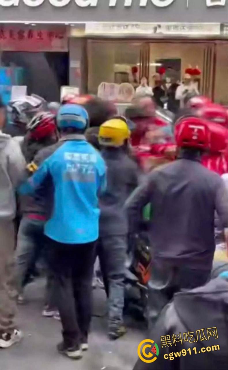 饿了么VS京东外卖，美团骑手围观助威，街头冲突真实拍摄，一群人扭打在一团，混乱场面震撼人心 ！-6