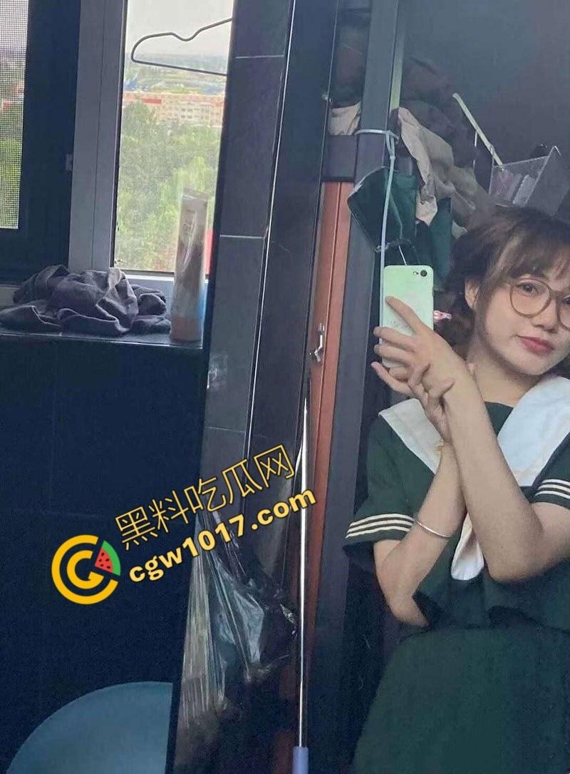 湖北武汉大学女神私生活爆炸！清纯外表下，训练有素的英姿驾驶术，豪华套房内大胆表演，双面生活震惊全校！-2