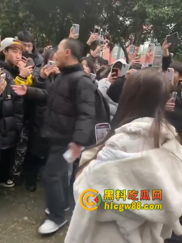 成都托普学院纯爱战神被绿，现场哭诉惨遭围观嘲笑，25年第一位纯爱战士应声倒地！-3