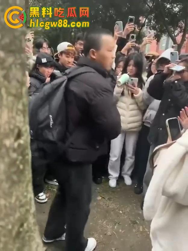 成都托普学院纯爱战神被绿，现场哭诉惨遭围观嘲笑，25年第一位纯爱战士应声倒地！-5