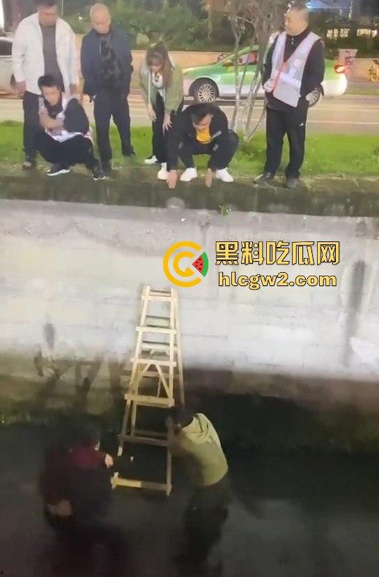 女子醉酒跳入水沟，一群小伙子拼尽全力才把她捞起，小姐姐该减肥了，不然救都救不动！-5