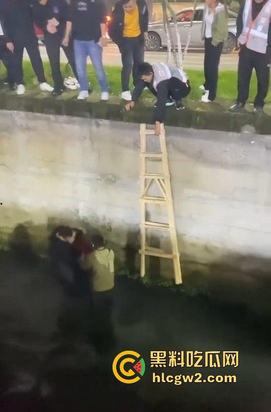 女子醉酒跳入水沟，一群小伙子拼尽全力才把她捞起，小姐姐该减肥了，不然救都救不动！-7