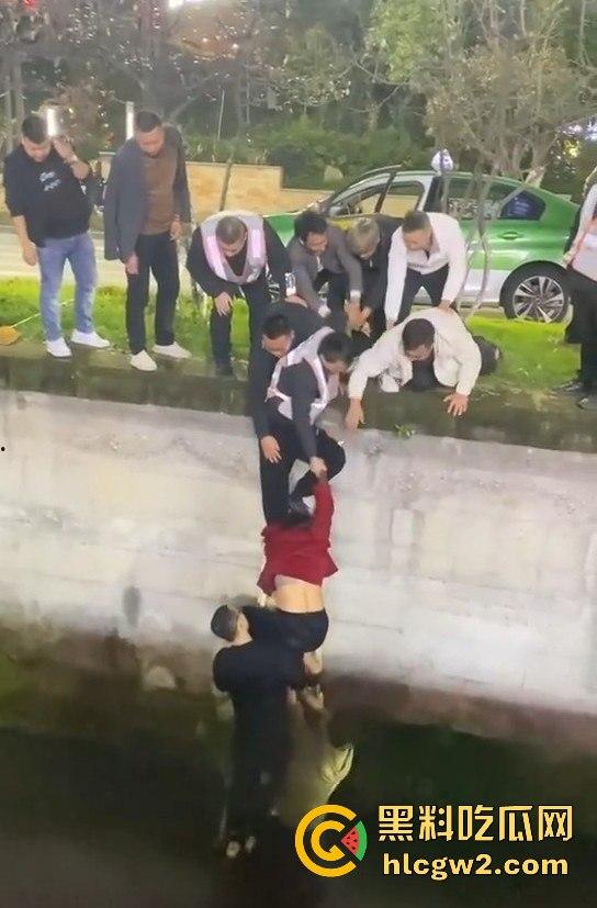 女子醉酒跳入水沟，一群小伙子拼尽全力才把她捞起，小姐姐该减肥了，不然救都救不动！-8
