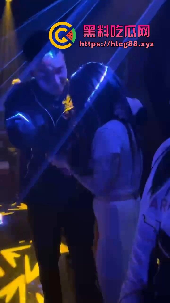 KTV操作指南，先验骚奶真伪，假货滚蛋真奶留下，玩不开快换下一浪蹄，摸得香唱得浪这才是该有的气氛！-9