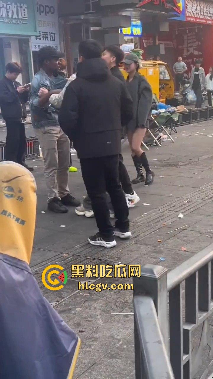 长沙黑皮蛋调戏妇女被当场抓获!以为在中国就能为所欲为,结果翻车了!-3