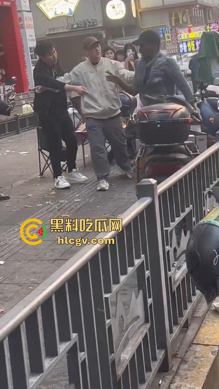 长沙黑皮蛋调戏妇女被当场抓获!以为在中国就能为所欲为,结果翻车了!-6