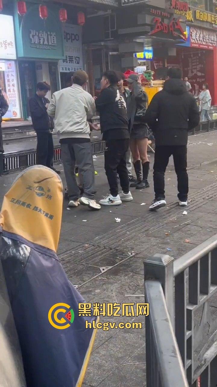 长沙黑皮蛋调戏妇女被当场抓获!以为在中国就能为所欲为,结果翻车了!-7