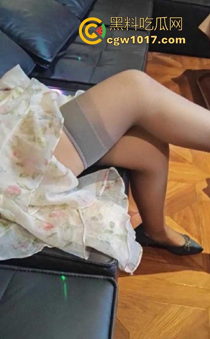 海角乱伦！与嫂子KTV包厢激情偷欢，性感白丝骑乘猛插，全裸开嗓边唱边操全程极度刺激！-4