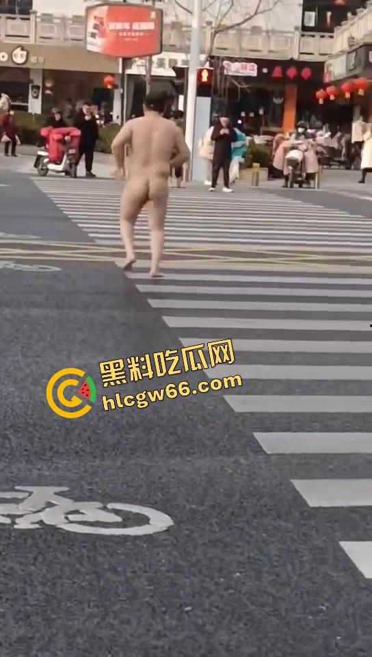 热到发疯？石家庄肥宅裸男街头裸奔！斑马线跪地膜拜，一身肉抖得像猪妖下凡，现场比妖都离谱！-3