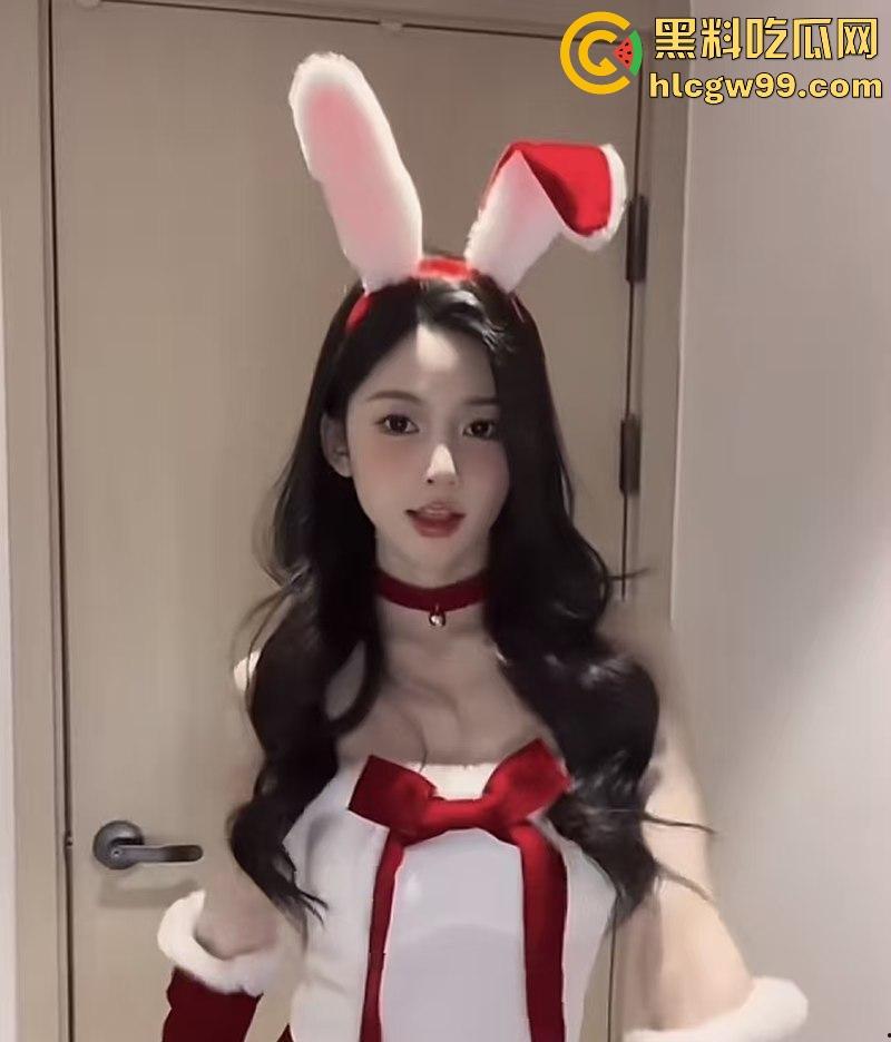 抖音超美内衣模特【Umi-】直播PK为拉票，镜头直接怼着自己小穴猛拍，阴唇嫩肉清晰可见，竟然还没封号！-4