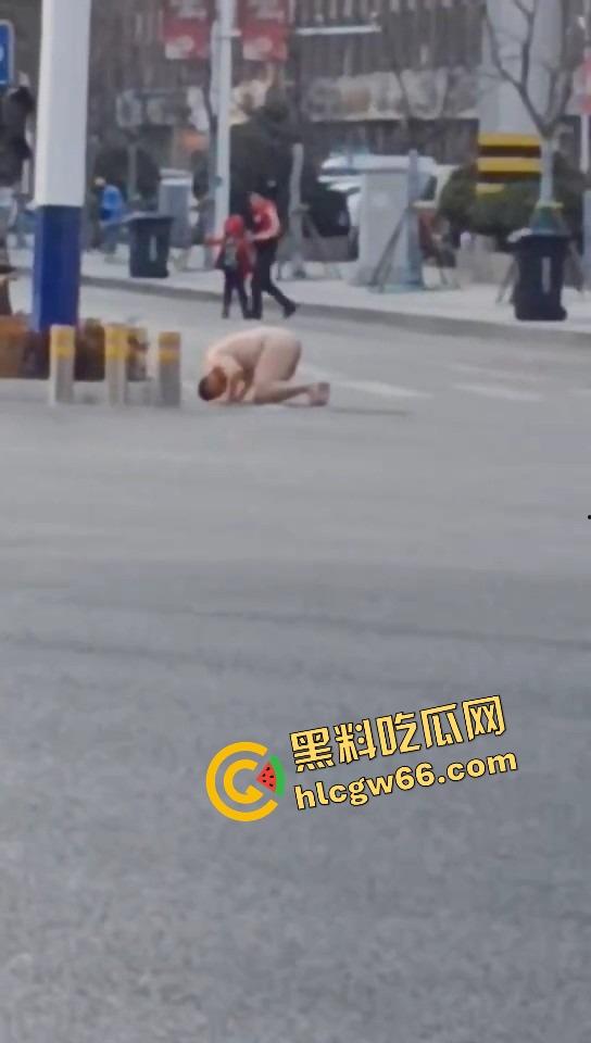 热到发疯？石家庄肥宅裸男街头裸奔！斑马线跪地膜拜，一身肉抖得像猪妖下凡，现场比妖都离谱！-9