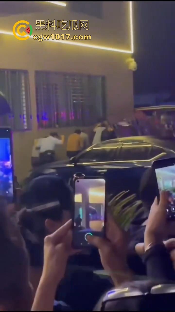 海南琼中爆发大规模群体抗争！因海南天然橡胶产业集团偷砍农民的槟榔田爆发，现场的农民们情绪机动！-1