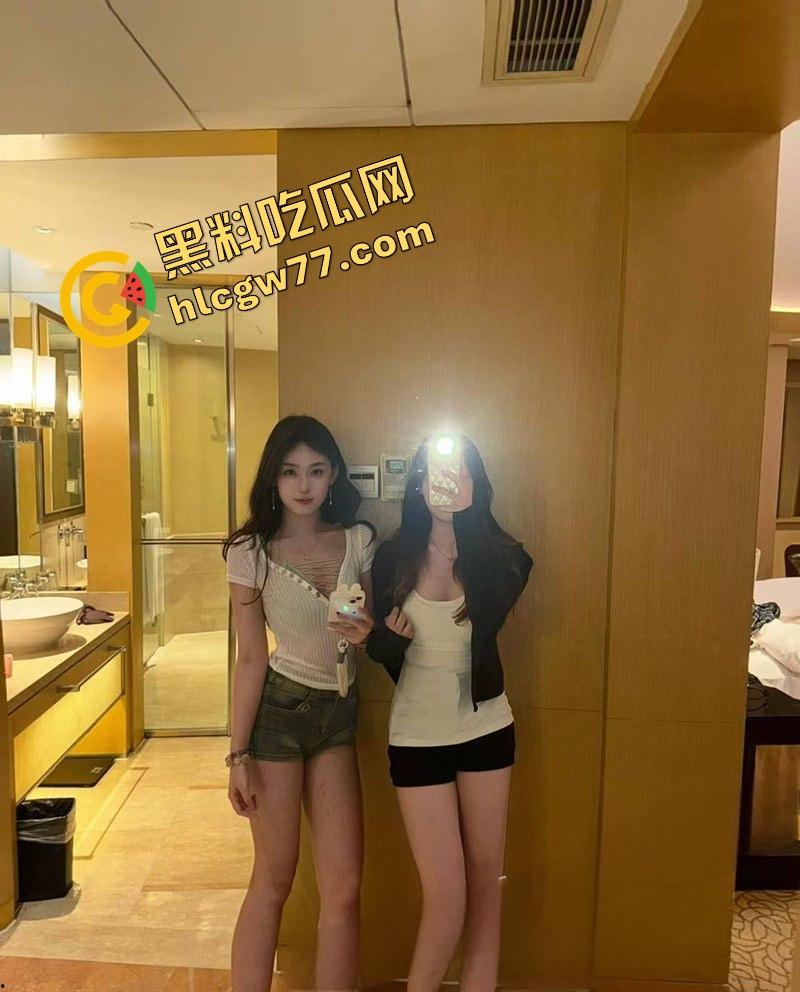 户外大神深夜公厕双飞00后姐妹花，厕所骚味冲天，蹲坑洗手台轮着操，姐妹俩跪地舔屌浪叫！-1