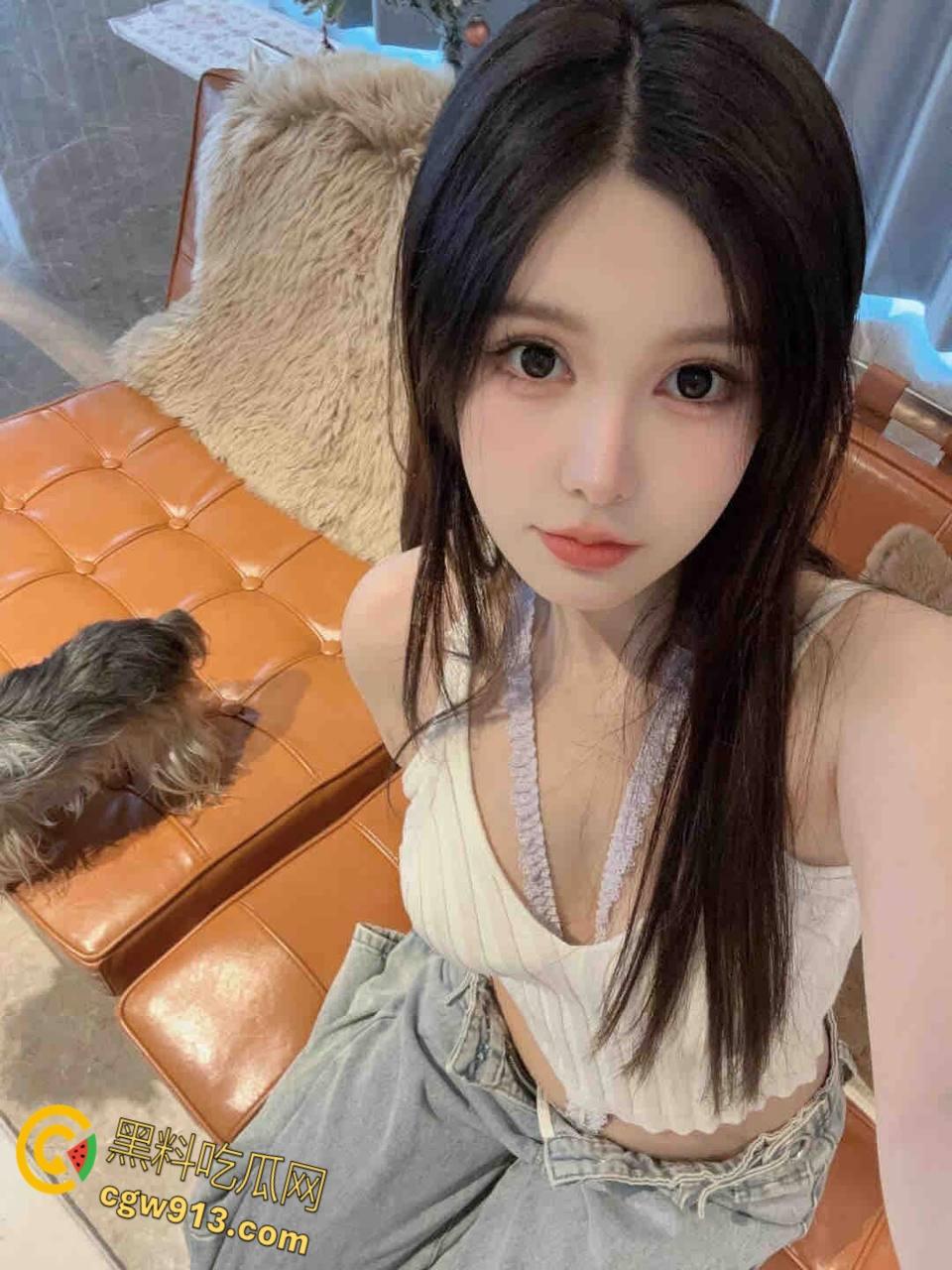 饥渴女友影响我打LOL，跪在地上深喉口交，小骚逼又开始痒了，必须狠狠地调教她，踩着头抽屁股爆操 ！-1